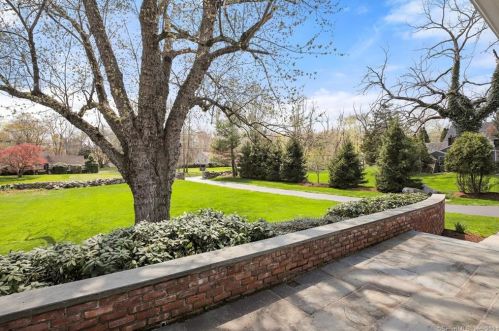 36 Barclay Dr, Stamford, CT 06903-4313