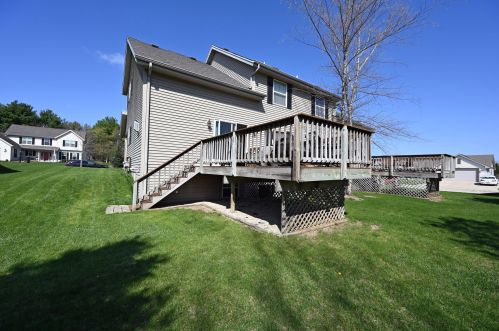 891 Hickory Creek Dr, Oconomowoc, WI 53066-3583