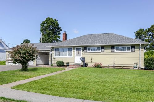 4063 Ralph St, Seaford, NY 11783-1744