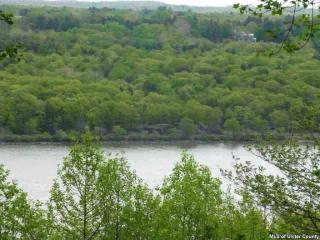 13 Elbow Ln, Highland, NY 12528-2644