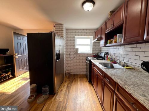 6810 Guyer Ave, Philadelphia PA 19142-2518 exterior