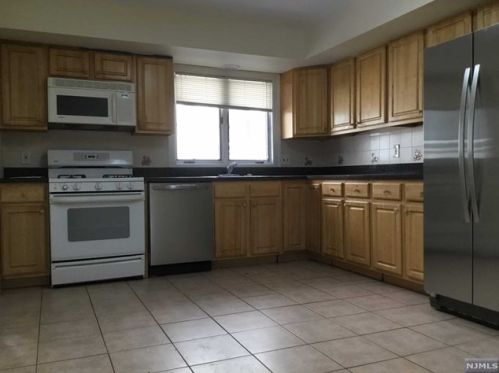 439 3rd St, Palisades Park, NJ 07650-1748