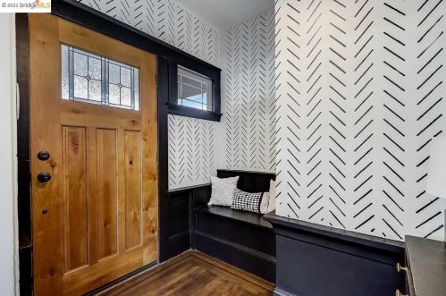 5825 Dover St, Oakland, CA 94609-1423