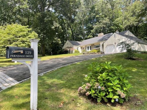 129 Ferndale Dr, Bridgeport, CT 06612-2008
