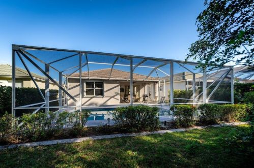 556 Indian Key Dr, Fort Pierce FL  34986-2051 exterior