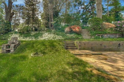 20 Clare Dr, Elwood NY  11731-1324 exterior