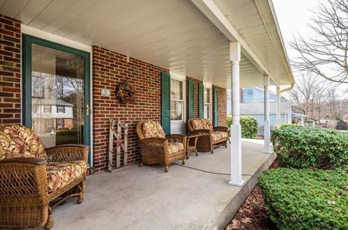 27 Greenview Dr, Jeannette, PA 15644-9674