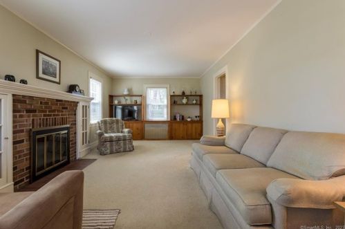 8 Gerard St, Manchester, CT 06040-4414