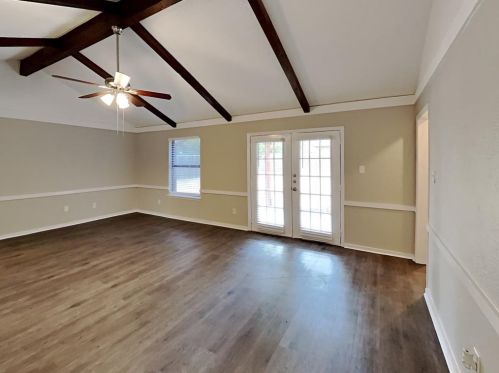 820 Vaughn Dr, Burleson, TX 76028-5264
