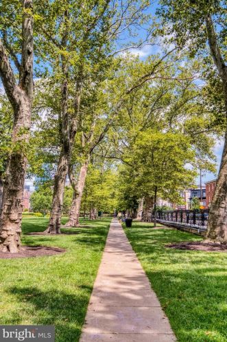 800 Admirals Way, Philadelphia PA  19146-5231 exterior