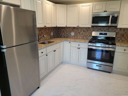 72 Cherry Ave, West Sayville NY  11796-1214 exterior
