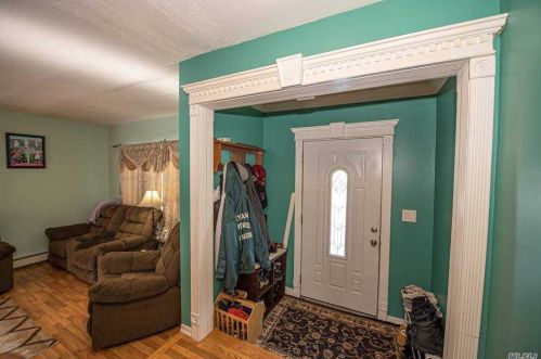 62 Highland Rd, Central Islip, NY 11722-1031