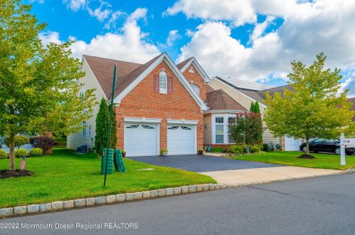 29 Jumping Brook Dr, Lakewood, NJ 08701-3821