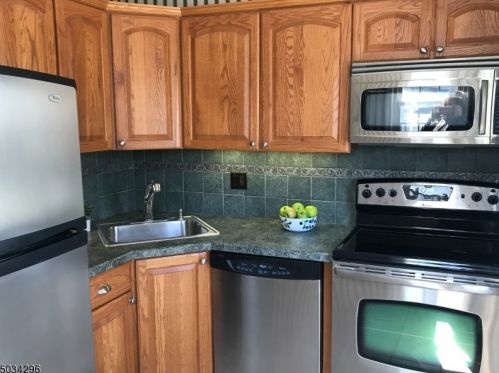 10 Oakwood Ct, Fanwood NJ  07023-1162 exterior