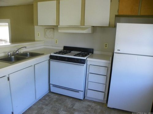 11 Woodland Dr, Waterford, CT 06385-2415