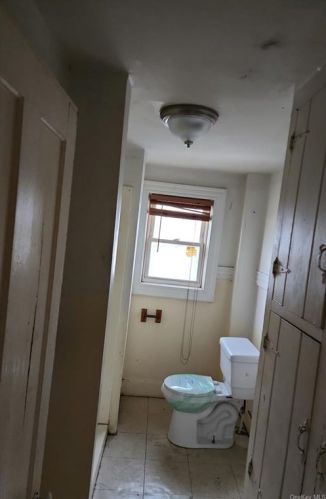 38 Crescent Pl, Middletown NY  10940-5627 exterior