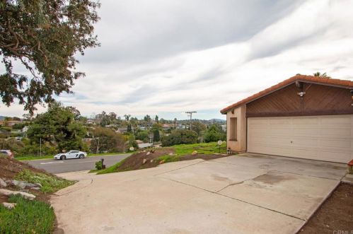 328 Anns Way, Vista, CA 92083-5624