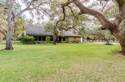 1613 Live Oak Dr, Inez, TX 77968-3649