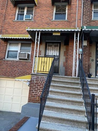 956 229th St, Bronx, NY 10466-4614