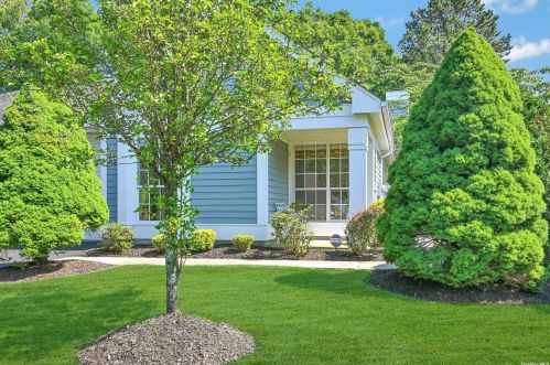 9 Sayville Ct, Panamoka, NY 11961-1633