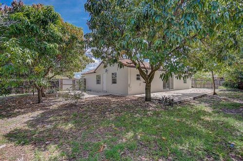 5730 199 St, Hialeah FL  33015-4933 exterior