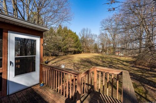 35 Montfort Rd, New Hamburg NY  12590-3520 exterior