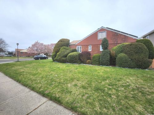 1107 Maple Ln, New Hyde Park NY  11040-2305 exterior