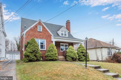 8 Altoona Ave, West Enola, PA 17025-2501