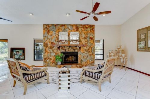 1332 Belcher Dr, Tarpon Springs, FL 34689-2040