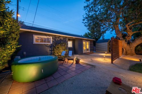 15027 Hartland St, Van Nuys CA  91405-3714 exterior