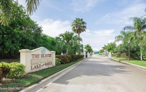 1901 Westminster Cir, Vero Beach FL  32966-8067 exterior