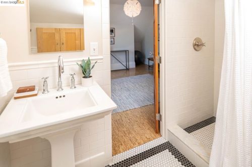 5766 Ayala Ave, Oakland CA 94609-1742 exterior