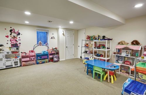 18 Pinewood Ln, New Hyde Park NY  11040-3321 exterior