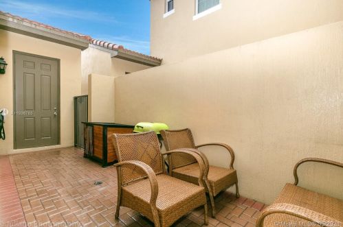 1120 146th Ter, Hollywood FL  33027-6165 exterior