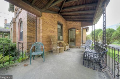 7814 Ardleigh St, Philadelphia PA 19118-4402 exterior