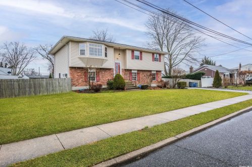 66 White St, Babylon, NY 11703-3510