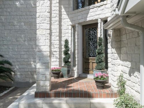 5607 Courtyard Dr, Austin TX  78731-3303 exterior