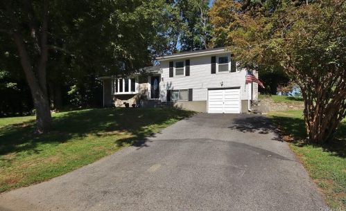 19 Lakeview Dr, Mahopac, NY 10541-2133