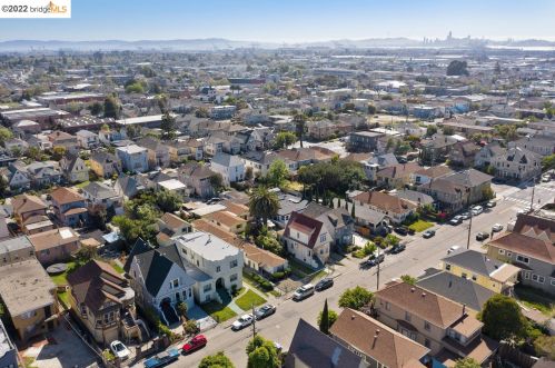 693 32 St, Oakland CA 94609-2932 exterior