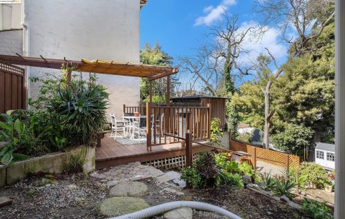 1 Kingsland Pl, Oakland CA  94619-2608 exterior