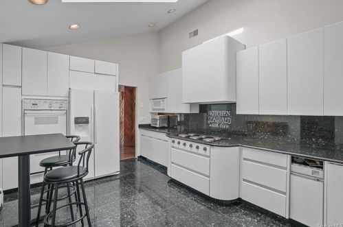 6 Mayer Dr, Airmont NY  10901-3807 exterior