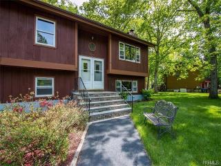 8 Hoover Ct, Monroe, NY 10950-5159