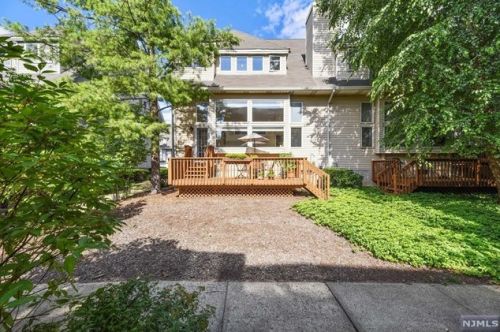 28 Iris Cir, Ridgewood NJ  07452-3428 exterior