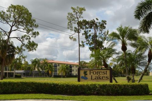 1085 Forest Lakes Dr, Naples FL  34105-2295 exterior