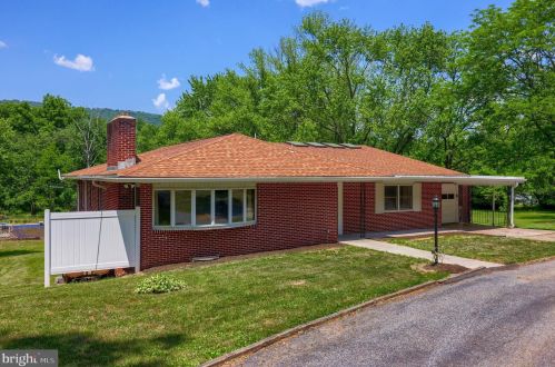 3450 Fishing Crk Vly Rd, Harrisburg PA 17112-9627 exterior