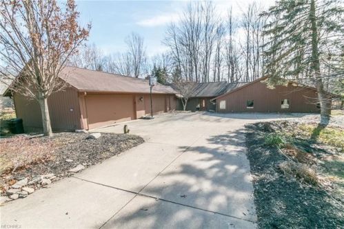 21595 Meadows Edge Ln, Cleveland, OH 44149-2810