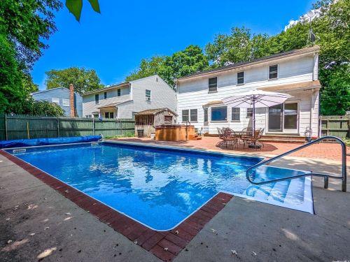 17 Torwood Ct, Huntington Station NY  11746-3811 exterior