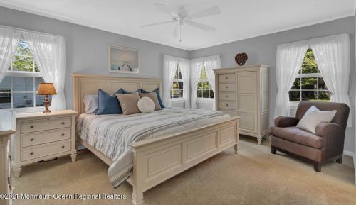 33 Pelican Rd, Middletown NJ  07748-3237 exterior