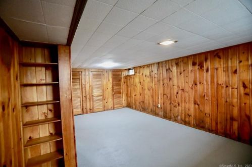 58 Robincrest Dr, Waterbury CT  06708-2406 exterior