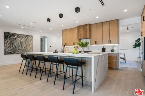 12600 Emelita St, North Hollywood CA  91607-1017 exterior